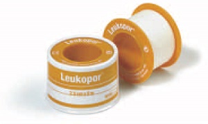 CEROTTO ADESIVO IPOALLERGENICO LEUKOPOR. SUPPORTO: TESSUTO NON TESSUTO BIANCO DI POLIESTERE E VISCOSA ADESIVO POLIACRILICO SENZA RESINE E GOMME NATURALI. 5X5CM MUTABILE - Farmapre